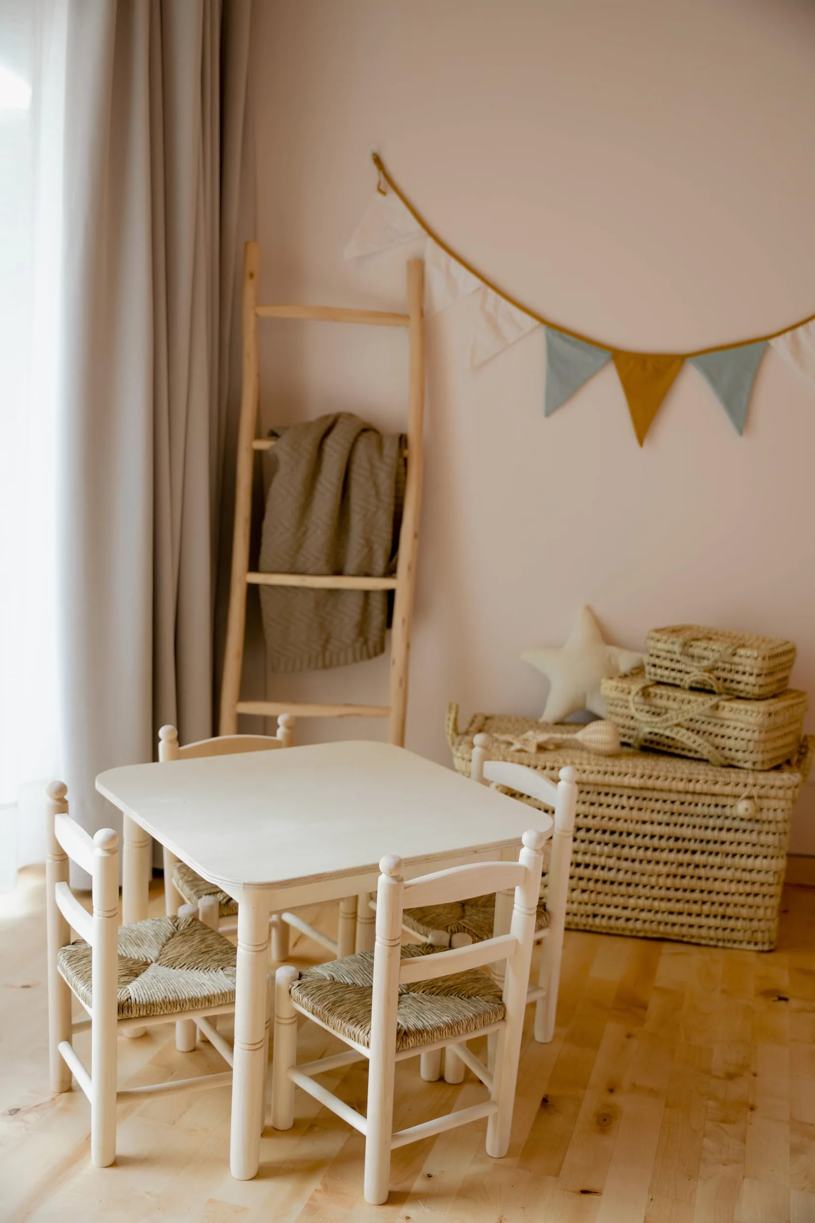 Pack ahorro mesa y 4 sillas infantil 60x60cm altura 46,5cm silla 25x31,5x50cm