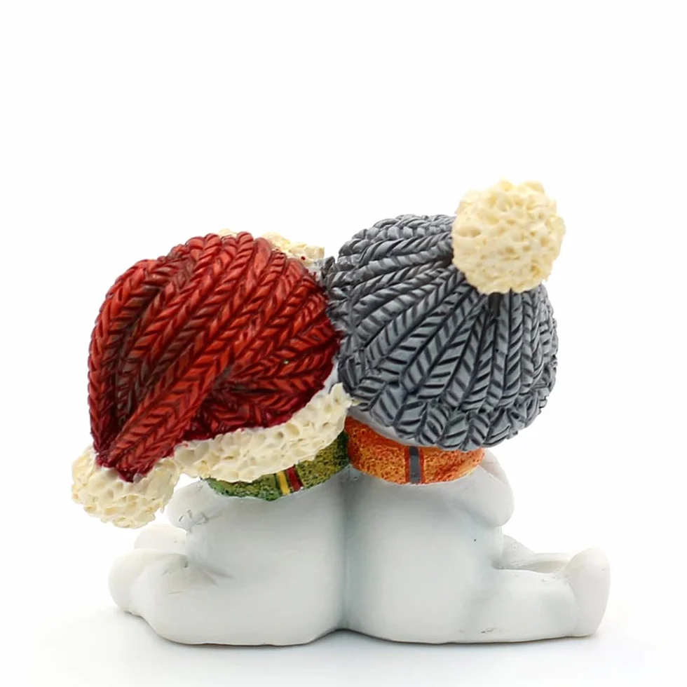 Dekohelden24 Pareja de niños de Nieve Juego 2 Unidades Gorro Bufanda Rojo Gris Naranja Verde Sentado 5,5x3,5x5,5 cm
