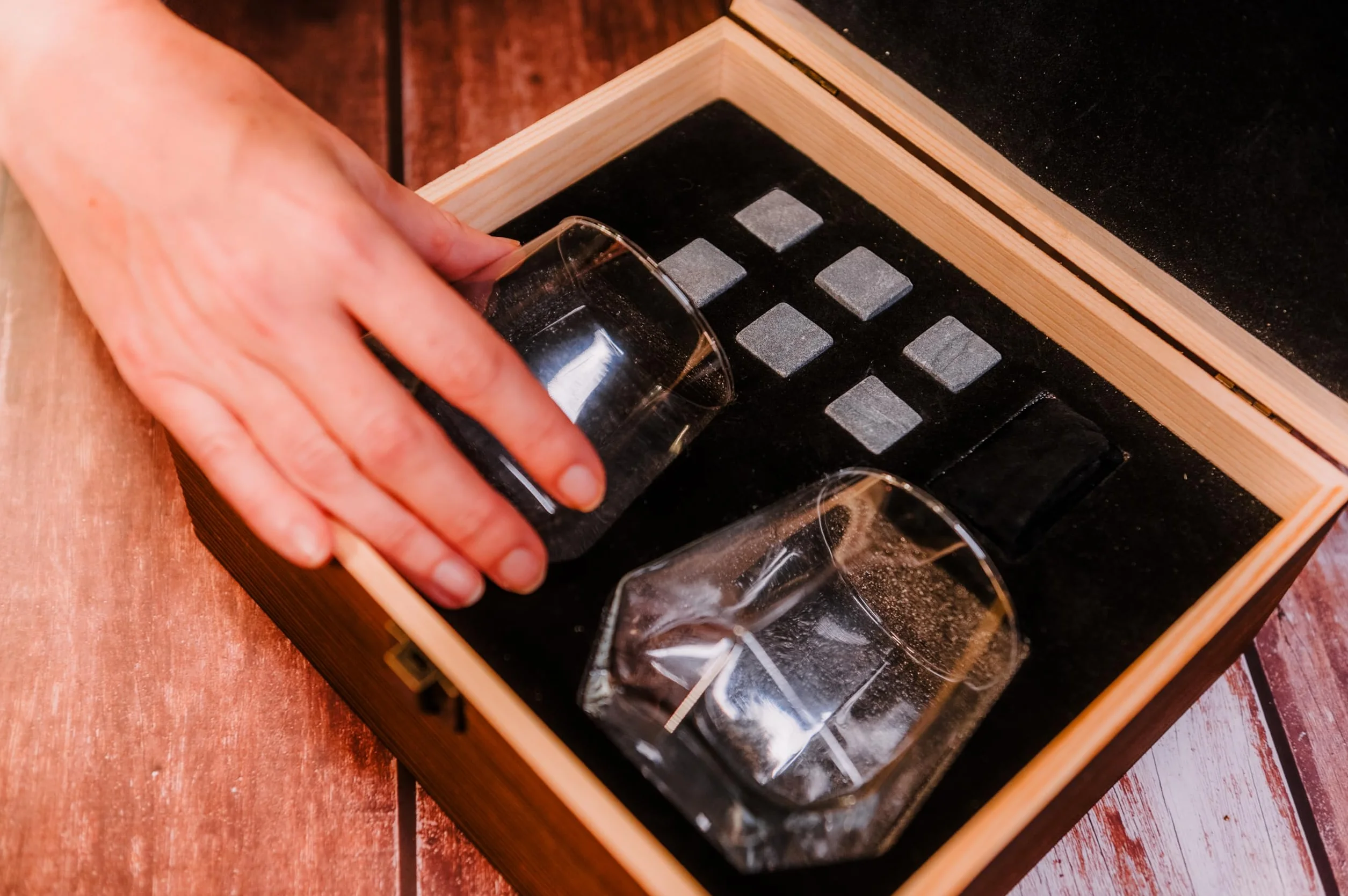 Vin Bouquet Fia 1366 Set Whiskey Caja Madera con Piedras Enfriar y Copas Cristal Accesorios Whisky Regalo