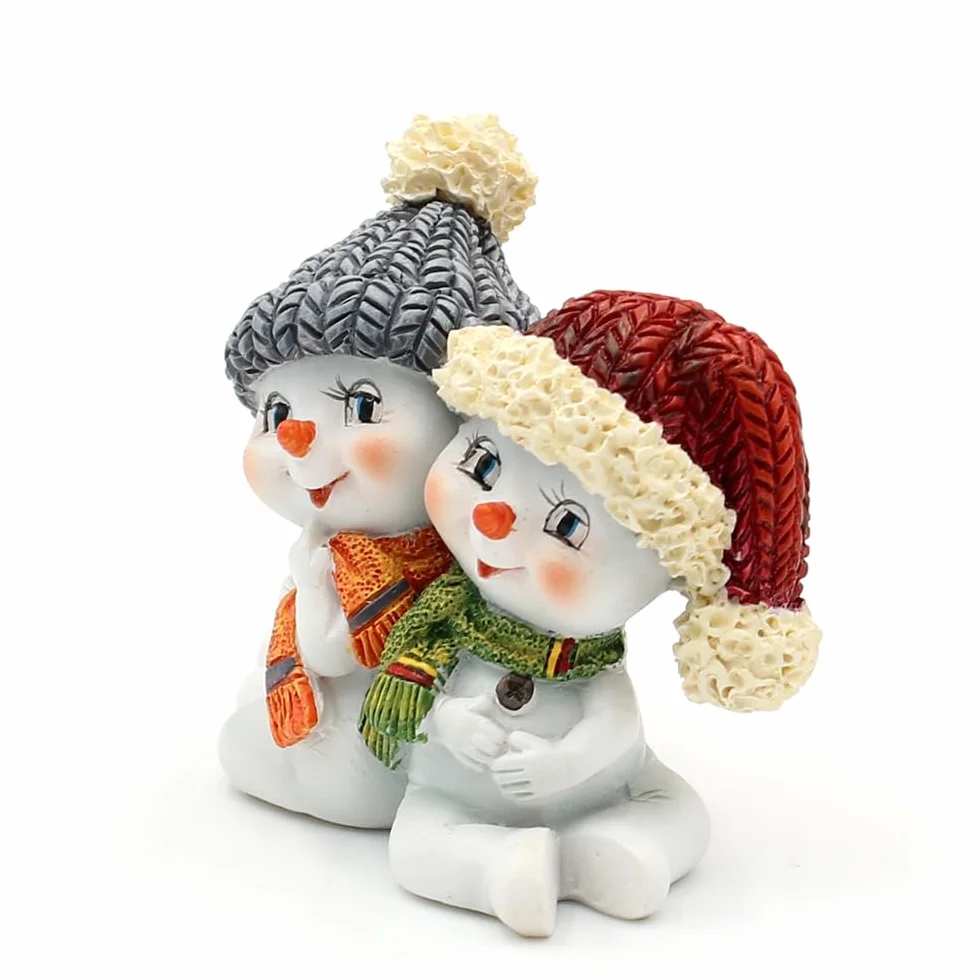 Dekohelden24 Pareja de niños de Nieve Juego 2 Unidades Gorro Bufanda Rojo Gris Naranja Verde Sentado 5,5x3,5x5,5 cm