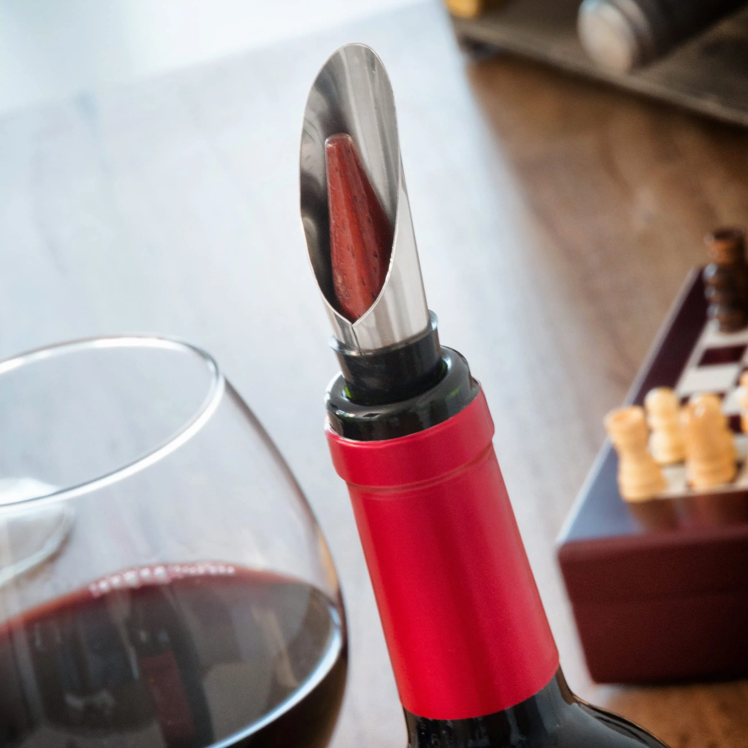 InnovaGoods Juegos de accesorios para vino 2en1 con tablero de ajedrez, sacacorchos, tapón dosificador, 32 piezas