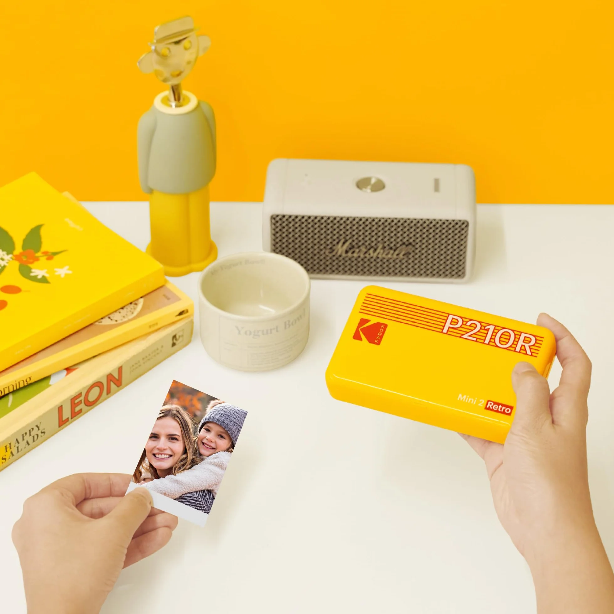 KODAK Mini 2 Retro 4Pass Impresora de Fotos Portátil (5,3x8,6cm) + Pack de Regalo con 68 Hojas (8 Hojas Iniciales + 60 Hojas) - Amarillo