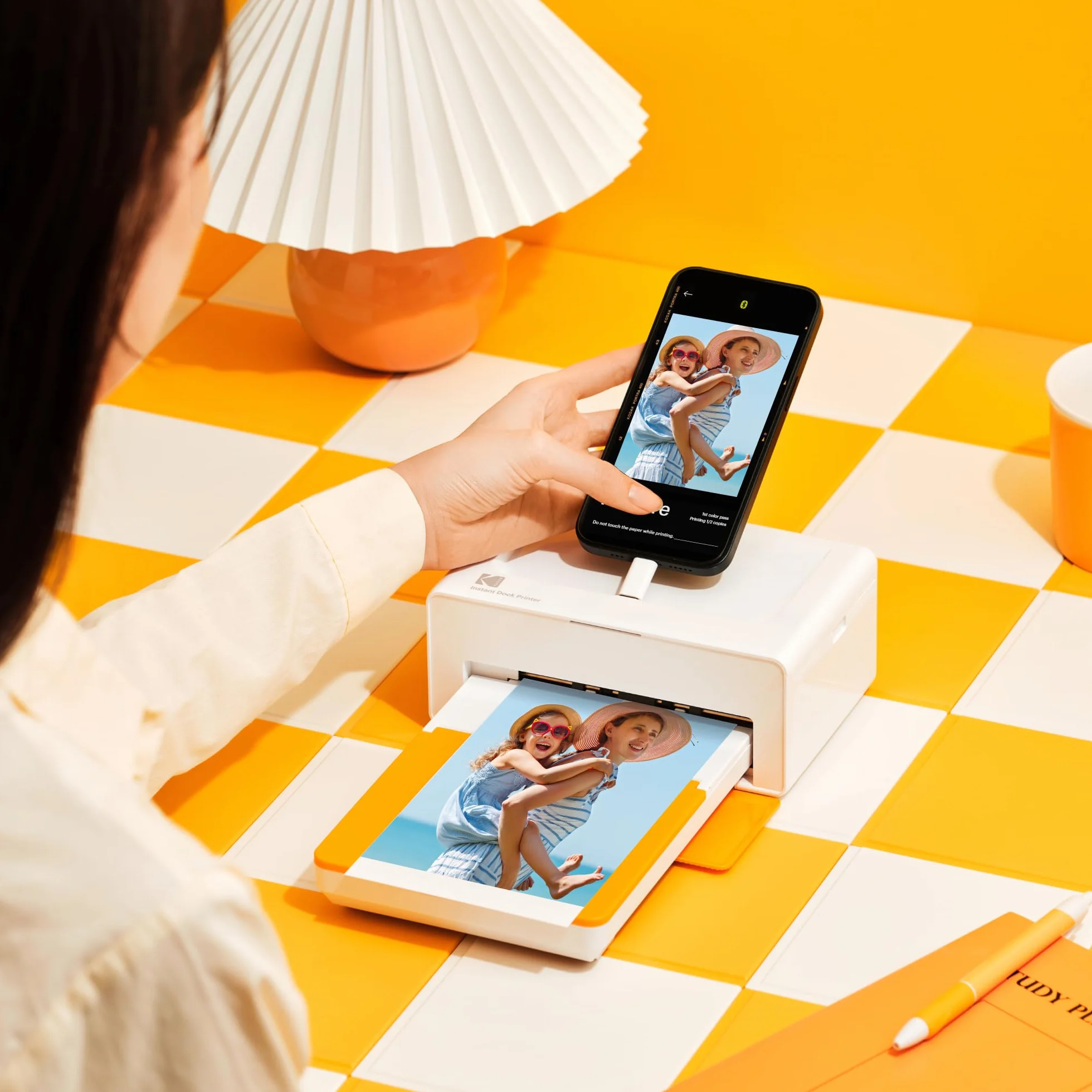 KODAK Dock Plus Impresora Fotográfica 10 x 15 cm, 50 Hojas, Impresora para Smartphone con Base Dock & Bluetooth para iPhone & Android, Impresión en Color Instantánea, Sublimación 4PASS