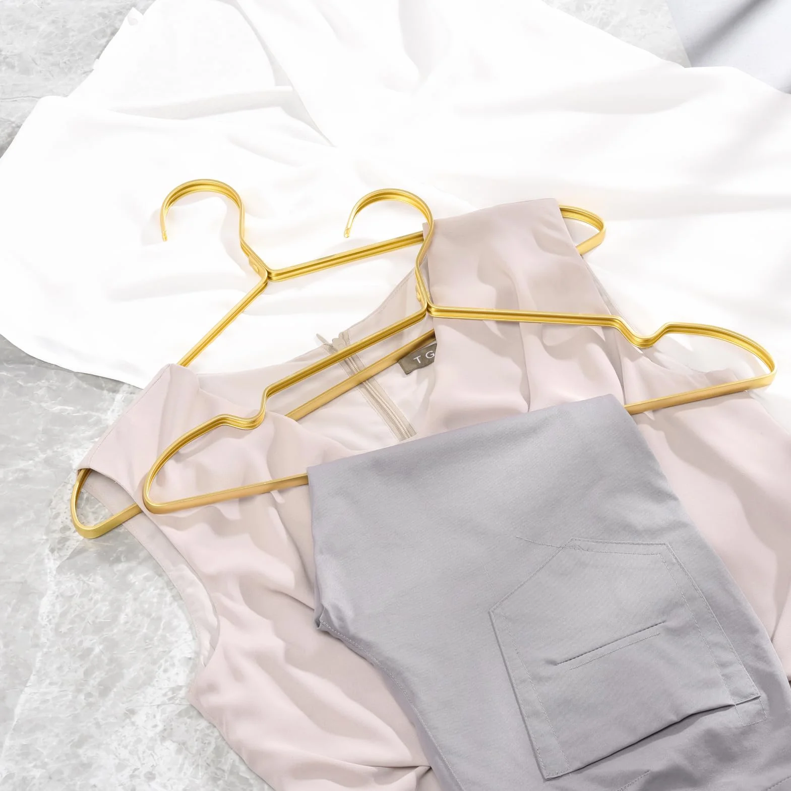 Perchas de Hierro Aluminio Doradas 42cm 20 Unidades, Antideslizantes para Trajes Camisetas Chaquetas