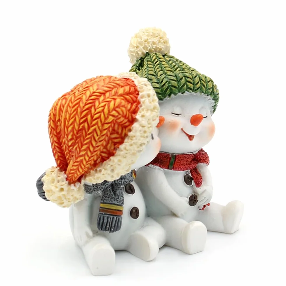 Dekohelden24 Pareja de niños de Nieve Juego 2 Unidades Gorro Bufanda Rojo Gris Naranja Verde Sentado 5,5x3,5x5,5 cm