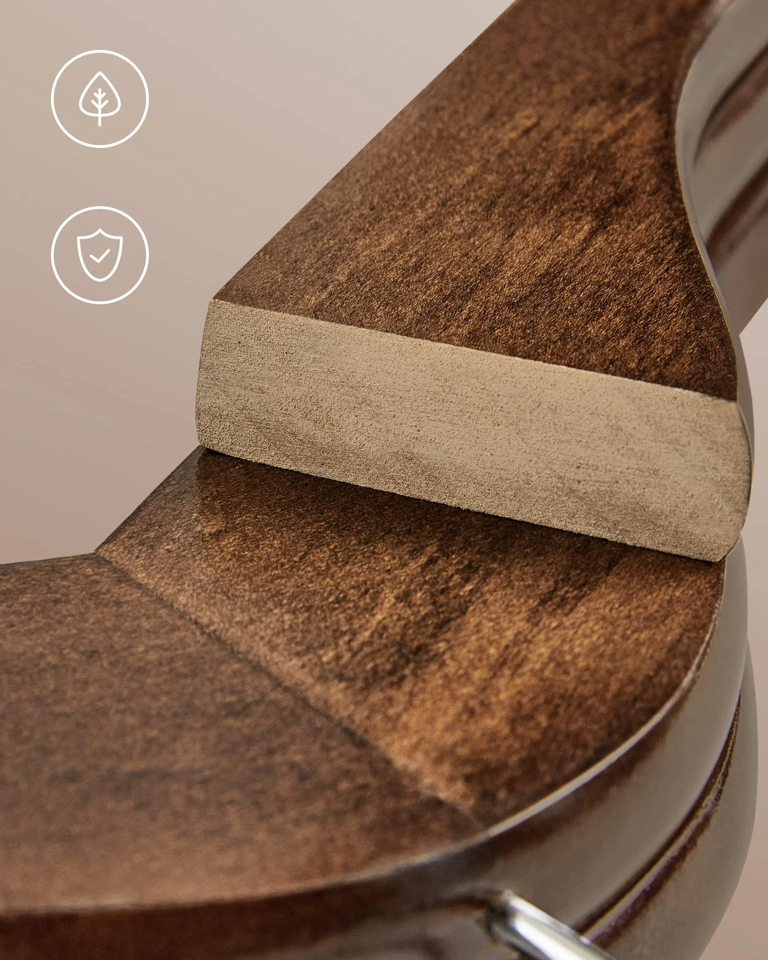 SONGMICS Percha de Madera Maciza Juego 20 con Ranuras Hombros Barra Antideslizante Pantalones Gancho Giratorio 360° Nogal Oscuro Plata CRW02V20