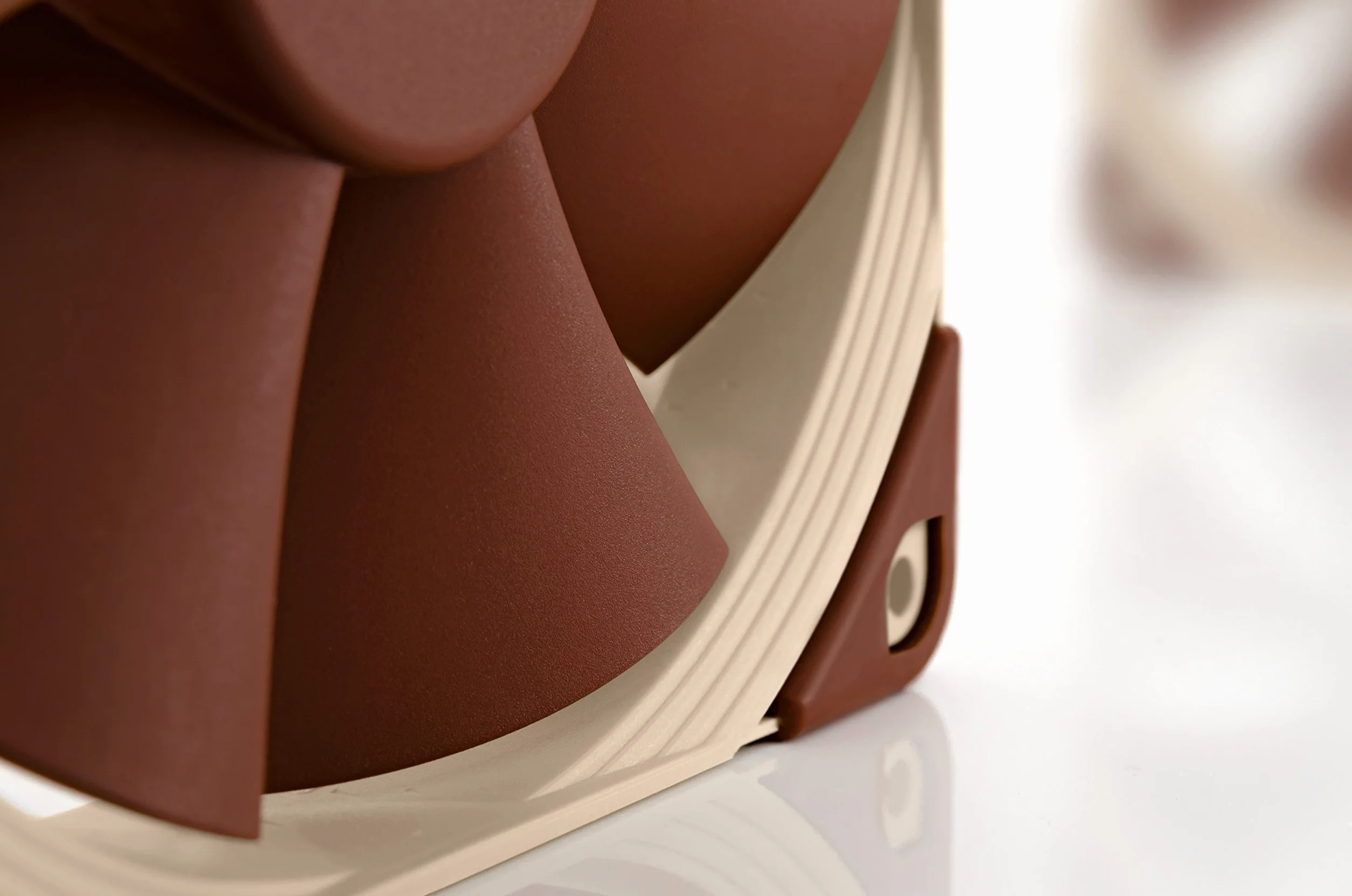 Noctua NF-F12 5V PWM, Ventilador Silencioso con Cable Adaptador USB, 4 Pines, Versión de 5V (120 mm, Marrón)