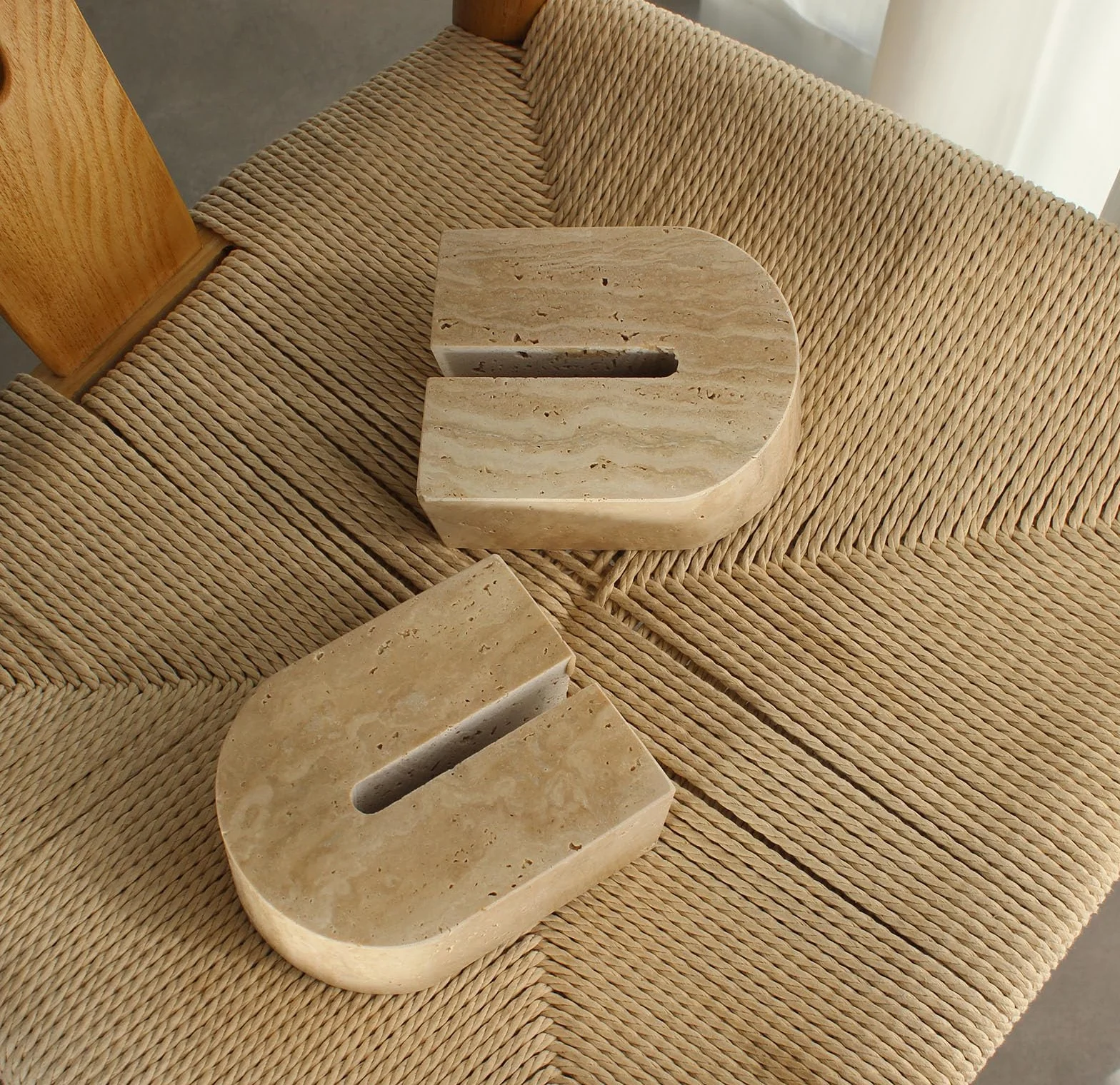 Sujetalibros de travertino natural para estantes decorativos