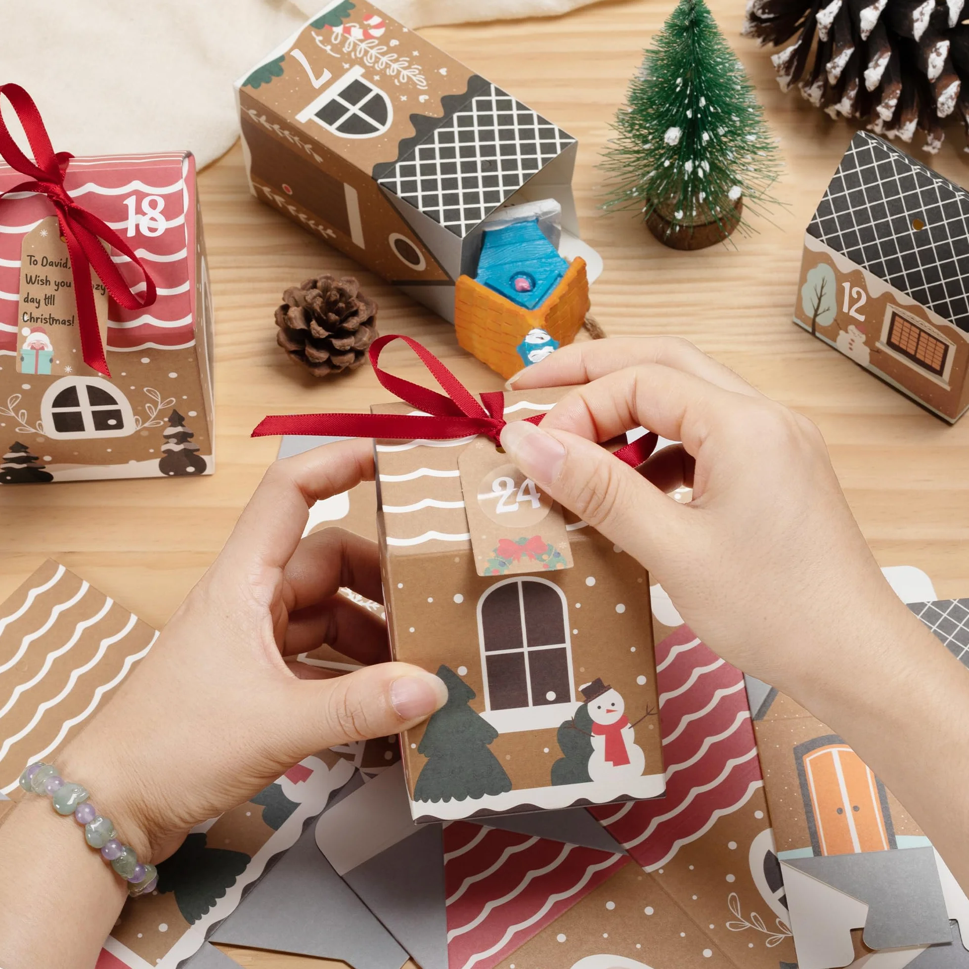 Calendario de Adviento DIY Kit 24 Casas con Pegatinas, Cintas y Etiquetas