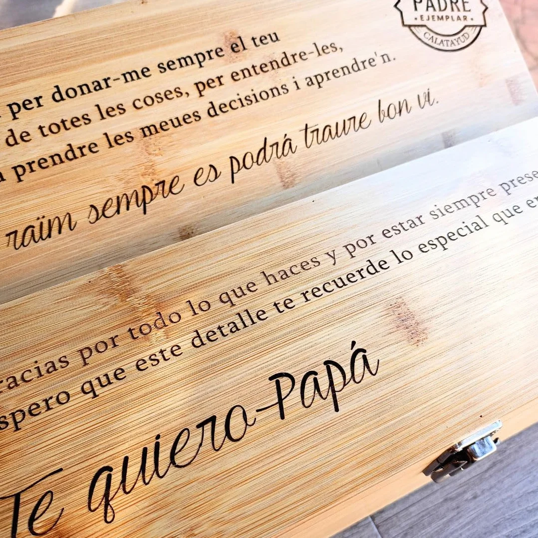 Caja de Vino Personalizada con Texto Grabado a Láser - 4 Accesorios - Regalo para Bodas y Aniversarios