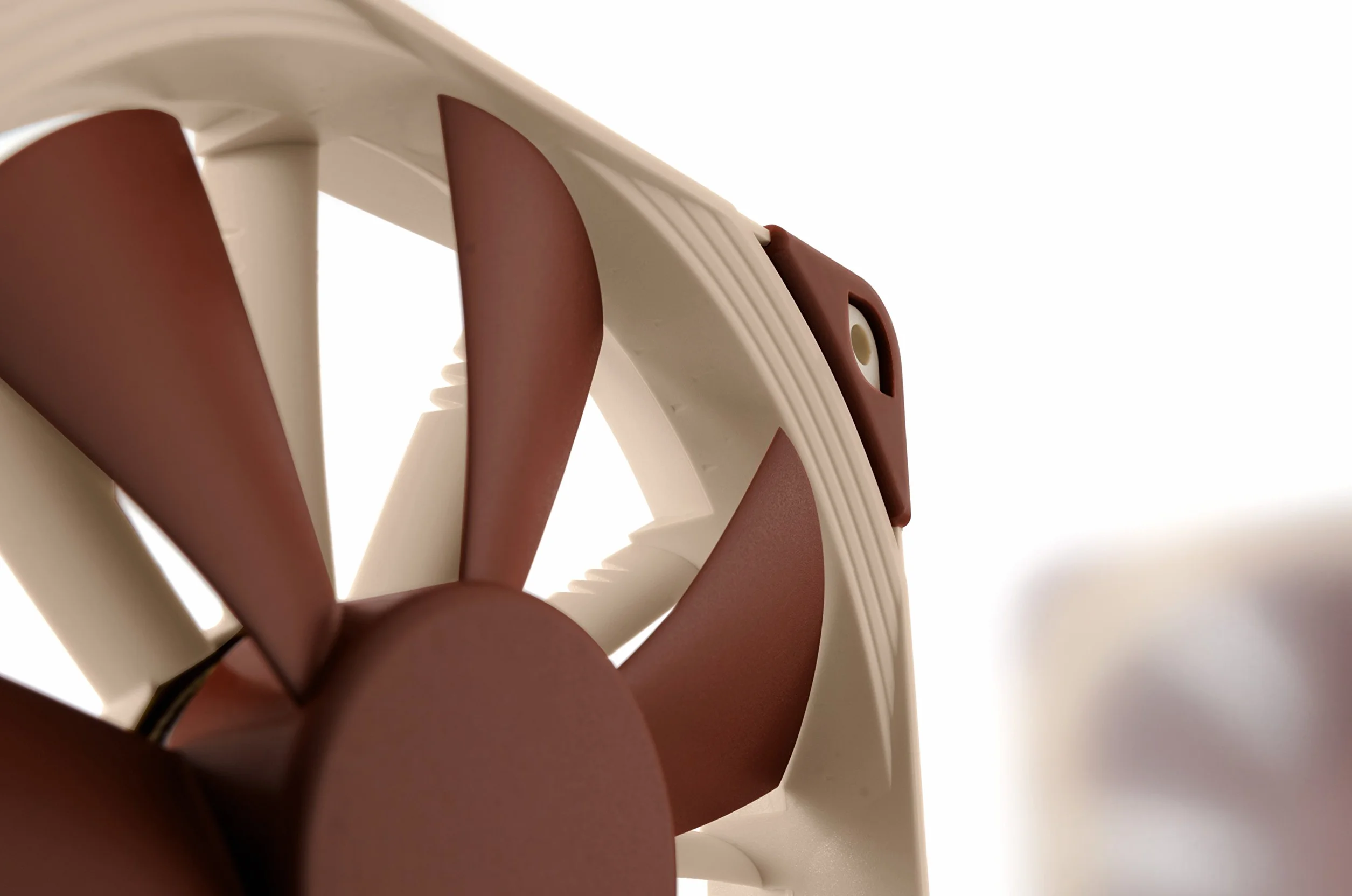 Noctua NF-F12 5V PWM, Ventilador Silencioso con Cable Adaptador USB, 4 Pines, Versión de 5V (120 mm, Marrón)