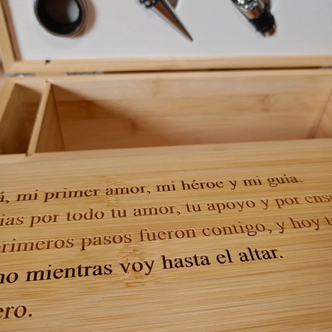 Caja de Vino Personalizada con Texto Grabado a Láser - 4 Accesorios - Regalo para Bodas y Aniversarios