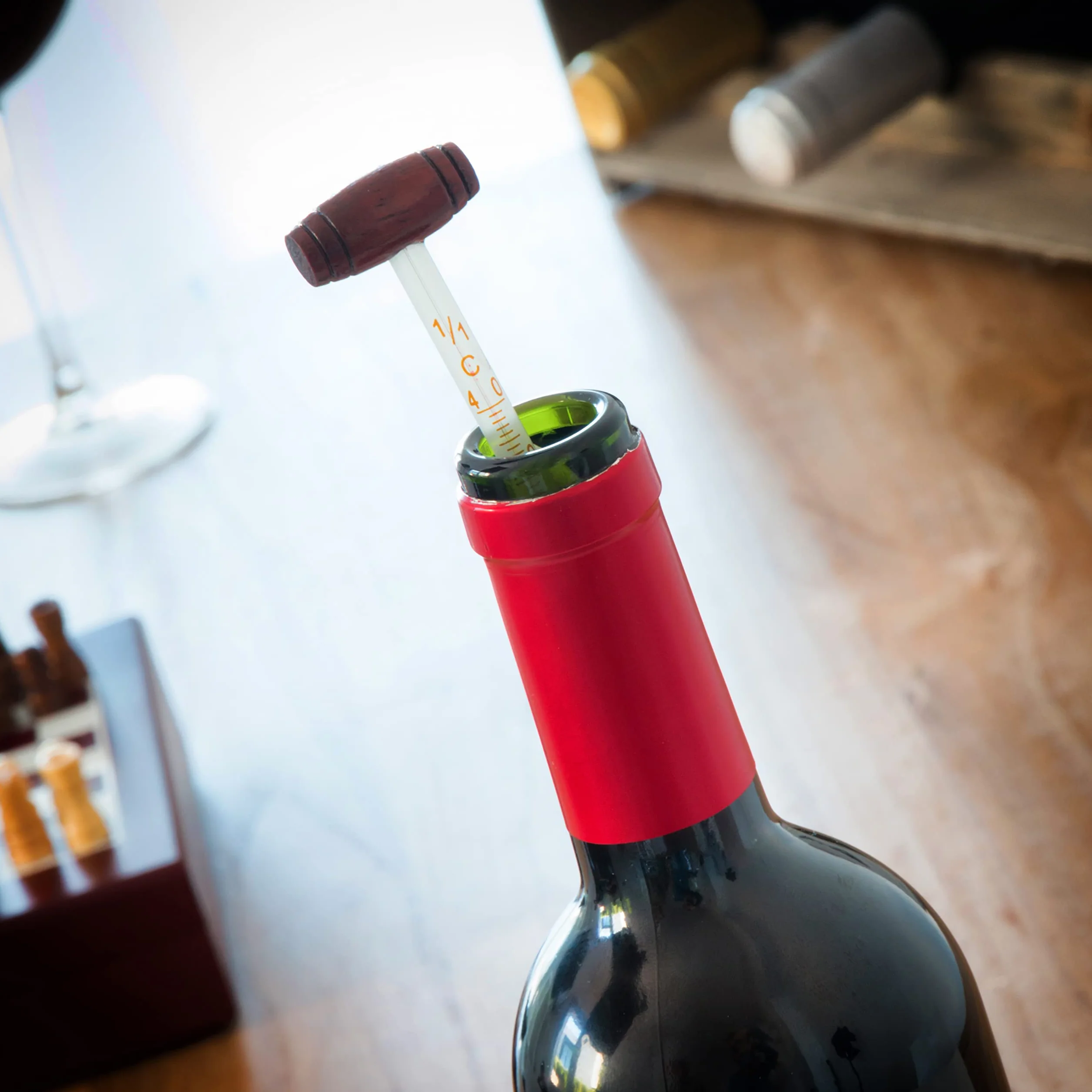 InnovaGoods Juegos de accesorios para vino 2en1 con tablero de ajedrez, sacacorchos, tapón dosificador, 32 piezas