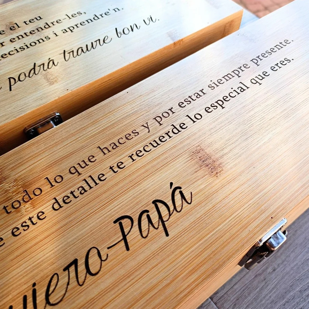 Caja de Vino Personalizada con Texto Grabado a Láser - 4 Accesorios - Regalo para Bodas y Aniversarios