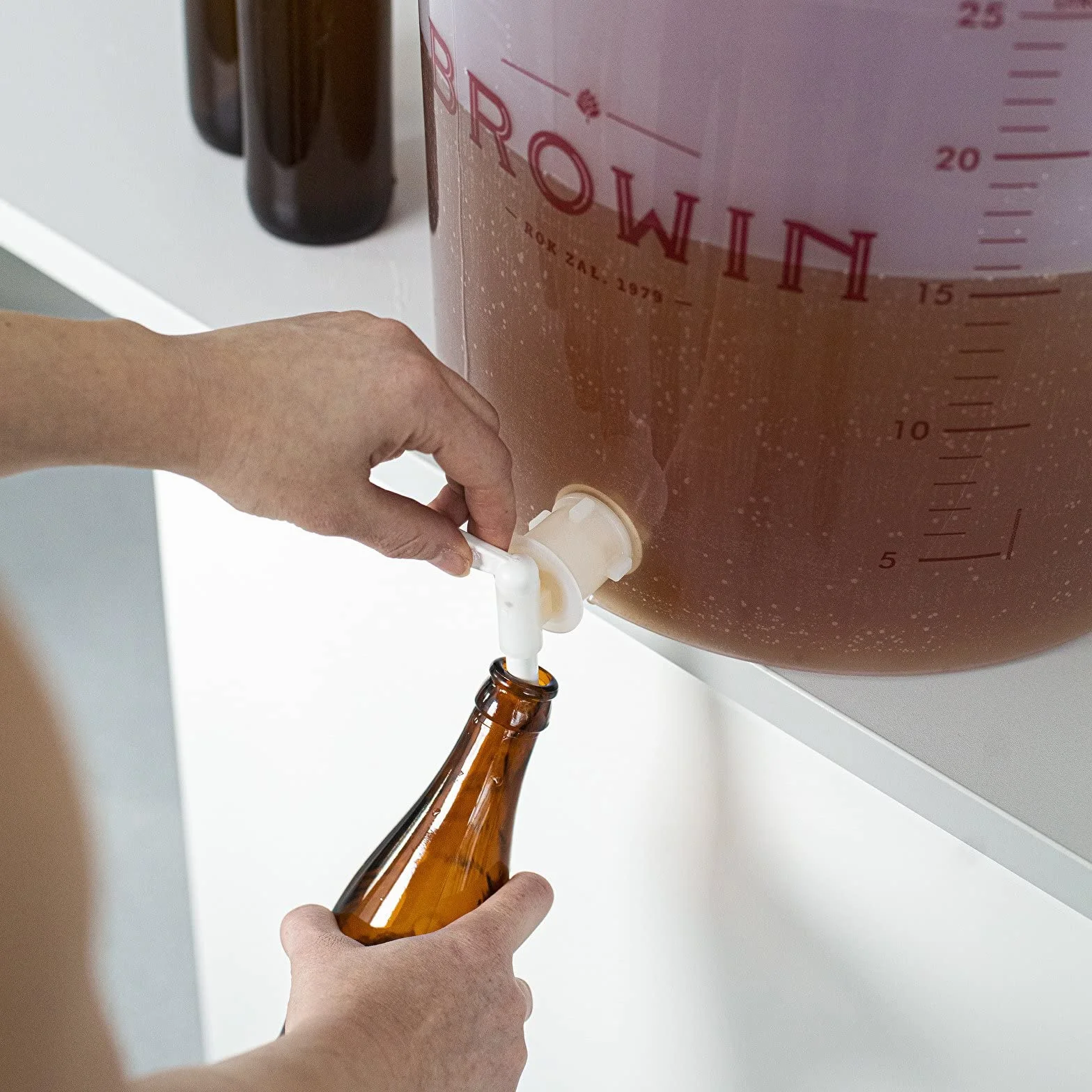 Browin 340439 Recipiente de fermentación transparente 30 L con grifo giratorio y tapa Escala para fermentación de cerveza vino