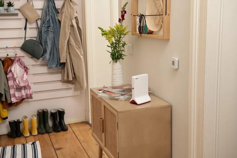 Fritz!Repeater 6000 International - Repetidor/Extensor Wi-Fi 6, Tribanda: (2 x 2.400 Mbps/5 GHz y 1.200Mbps/2,4 GHz), Mesh, Punto de Acceso WiFi, 2 Puertos LAN Gigabit, Interfaz en Español