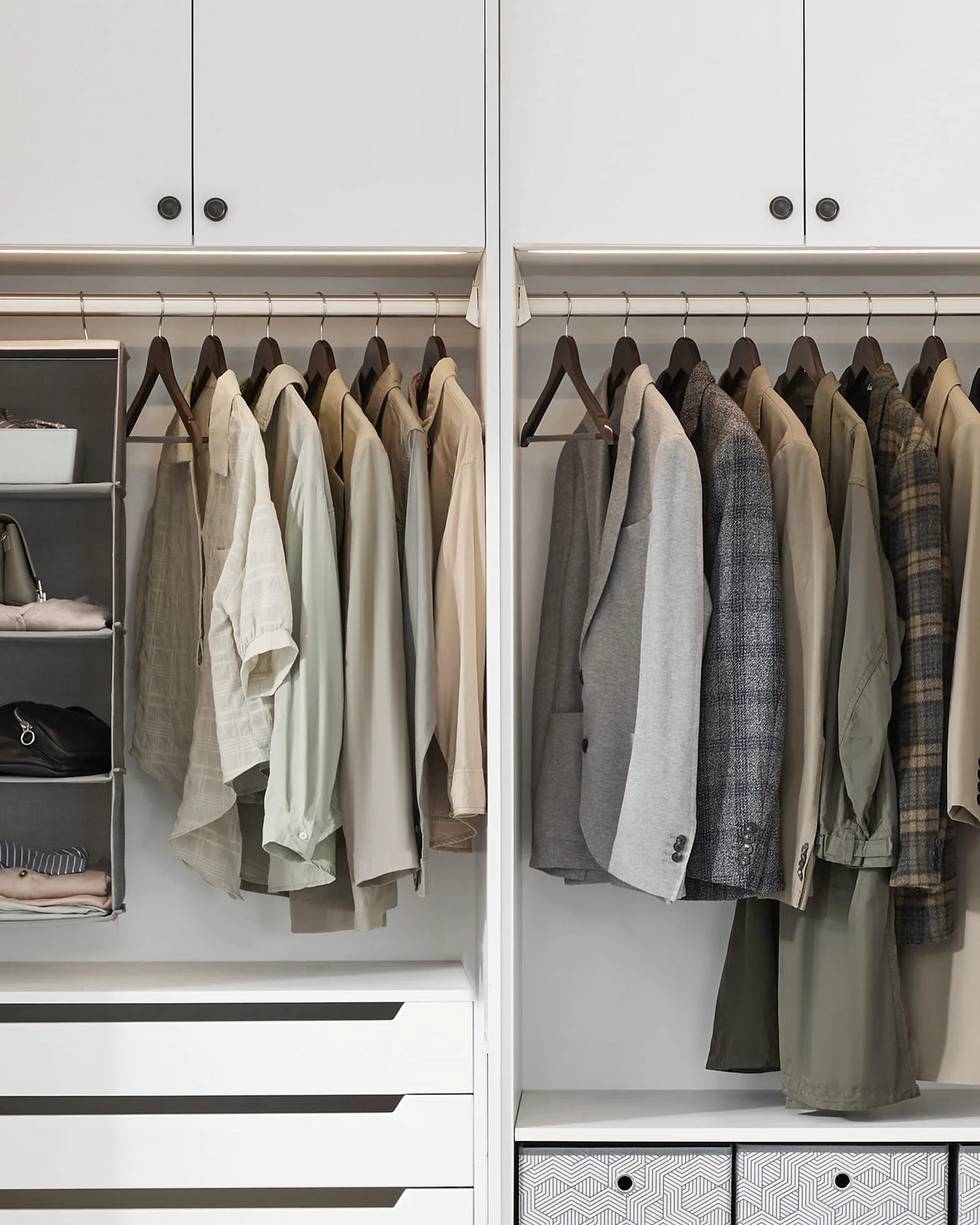 SONGMICS Percha de Madera Maciza Juego 20 con Ranuras Hombros Barra Antideslizante Pantalones Gancho Giratorio 360° Nogal Oscuro Plata CRW02V20