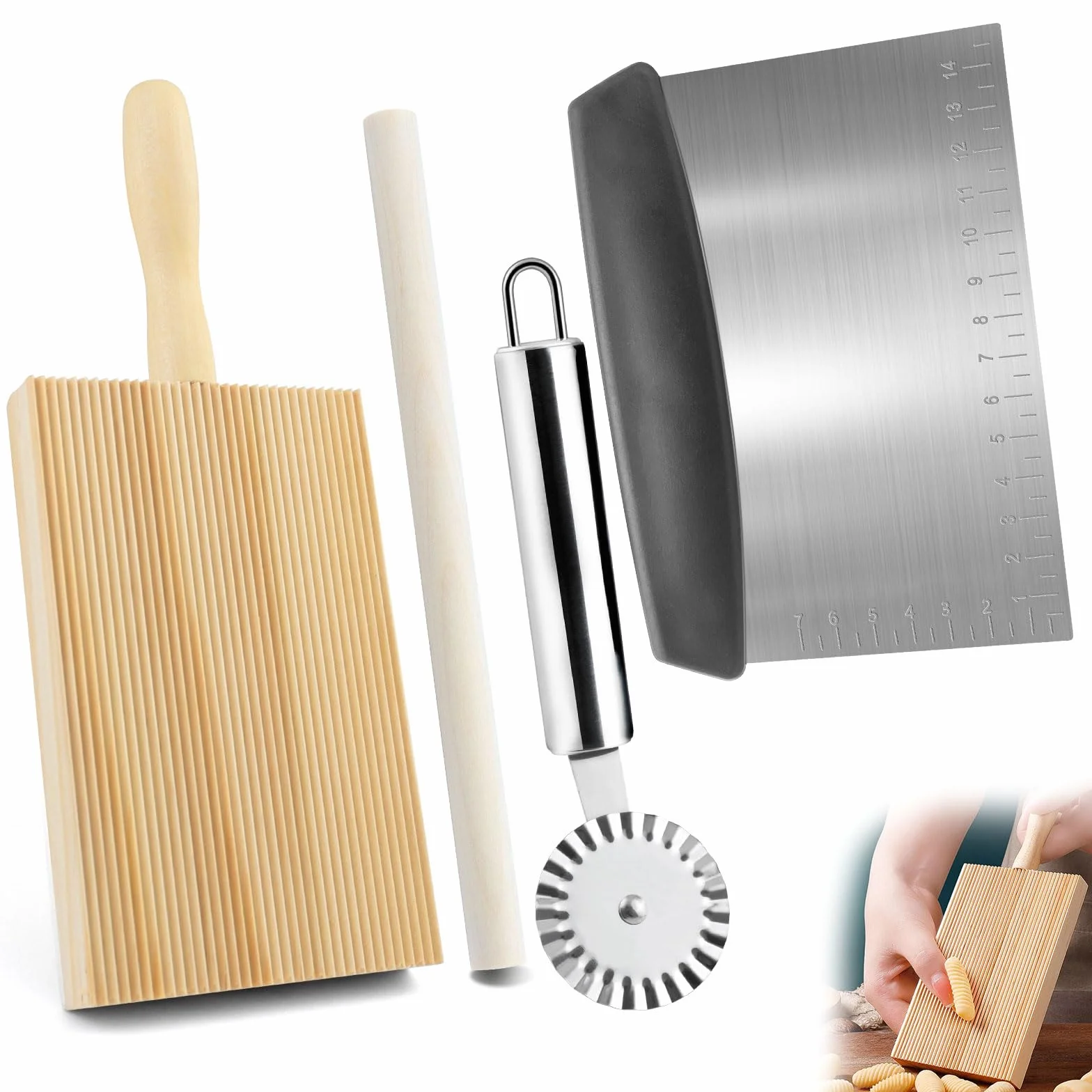 Tabla de madera para hacer gnocchi con palitos, rueda y tarjeta de masa