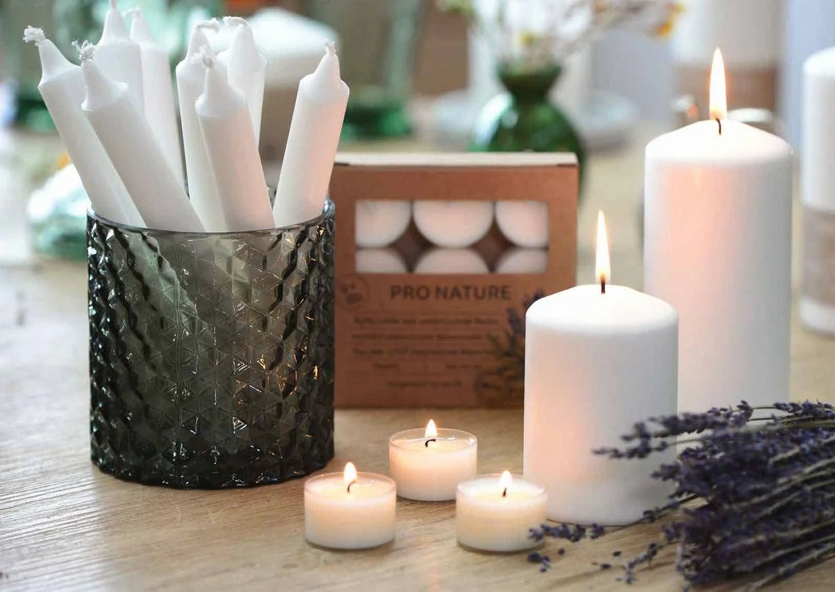 Müller Kerzen Pro Nature - Velas aromáticas con aceite de colza, manzanilla y naranja, 9 unidades, 6 horas de combustión, velas de té de cera natural, aceites esenciales, funda 100% material reciclado