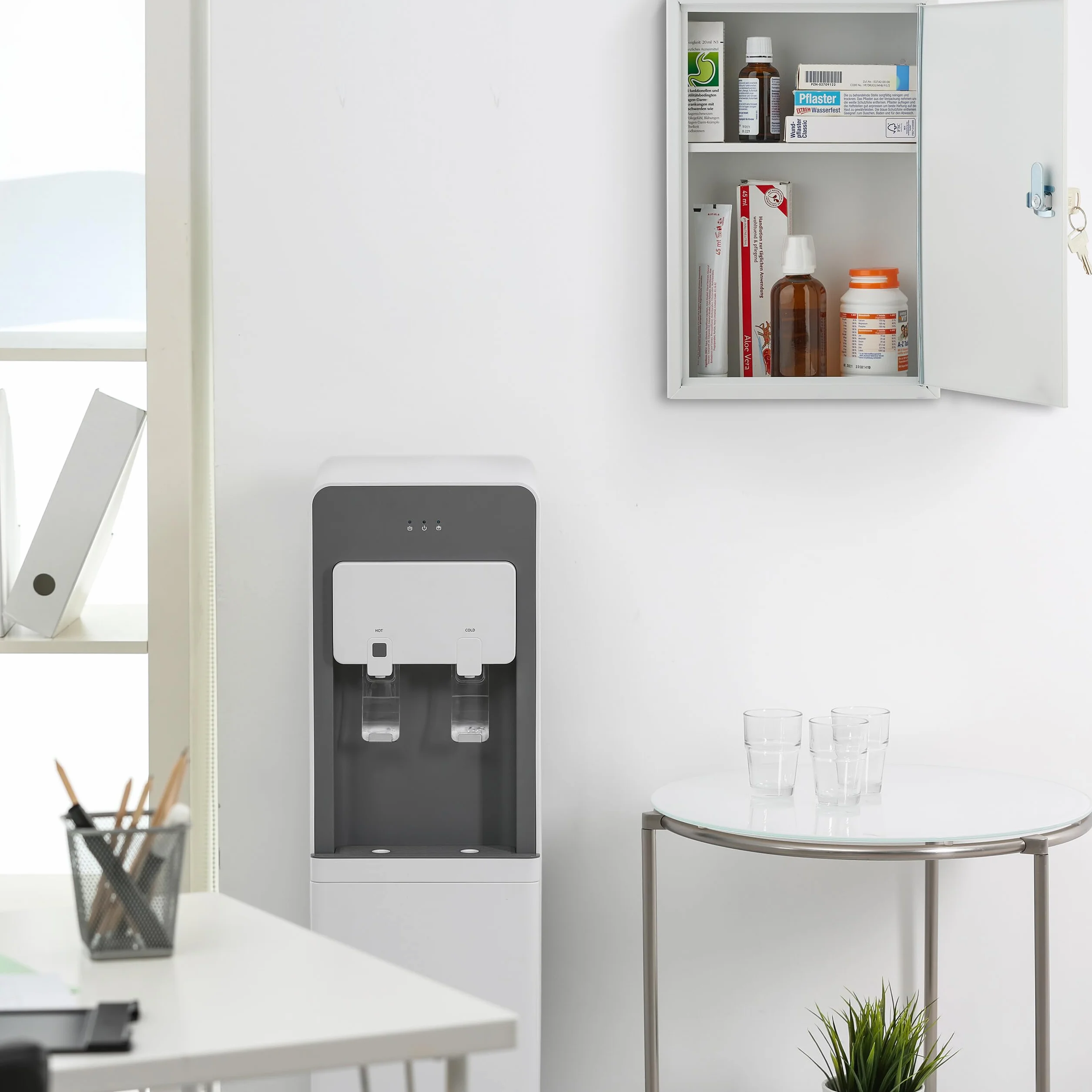 Relaxdays Armario Botiquín Puerta Cruz 2 Compartimentos Cerradura 32x21,5x8 cm Caja Medicinas Colgante Blanco y Gris