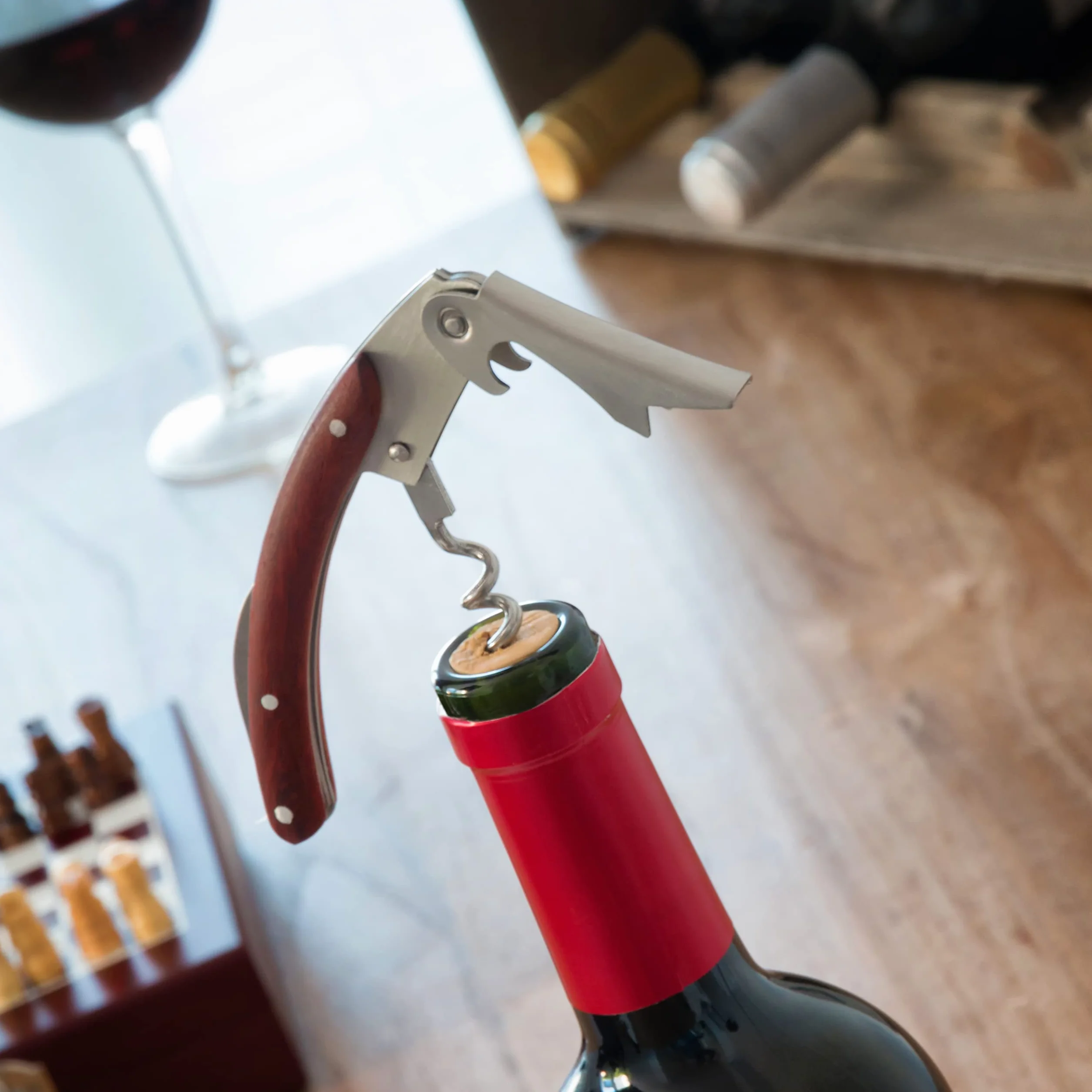 InnovaGoods Juegos de accesorios para vino 2en1 con tablero de ajedrez, sacacorchos, tapón dosificador, 32 piezas