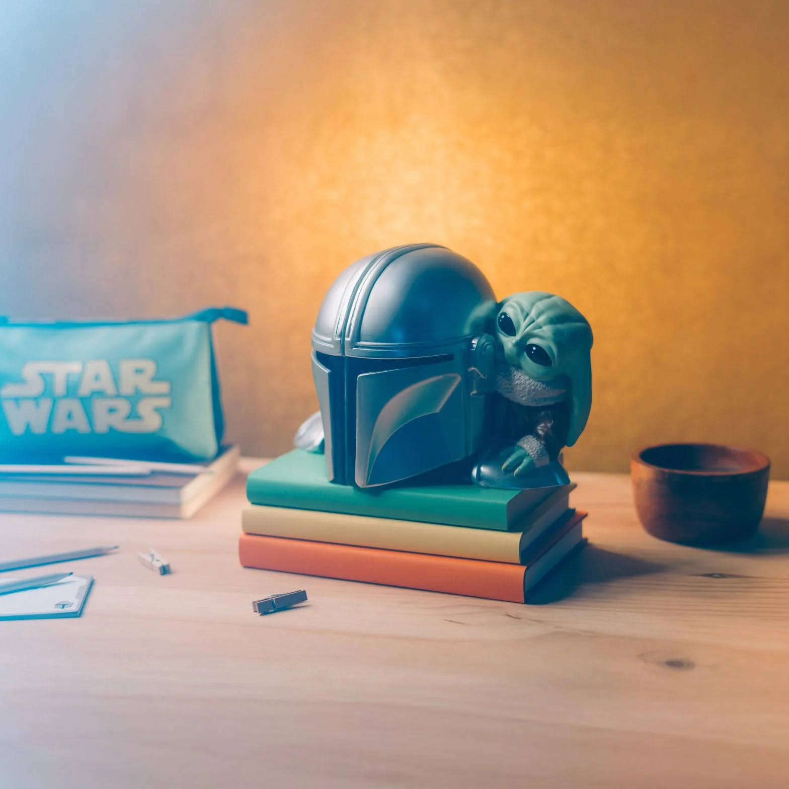 Star Wars Mandalorian Sujetalibros Figuras Originales Casco y Grogu para Estantería