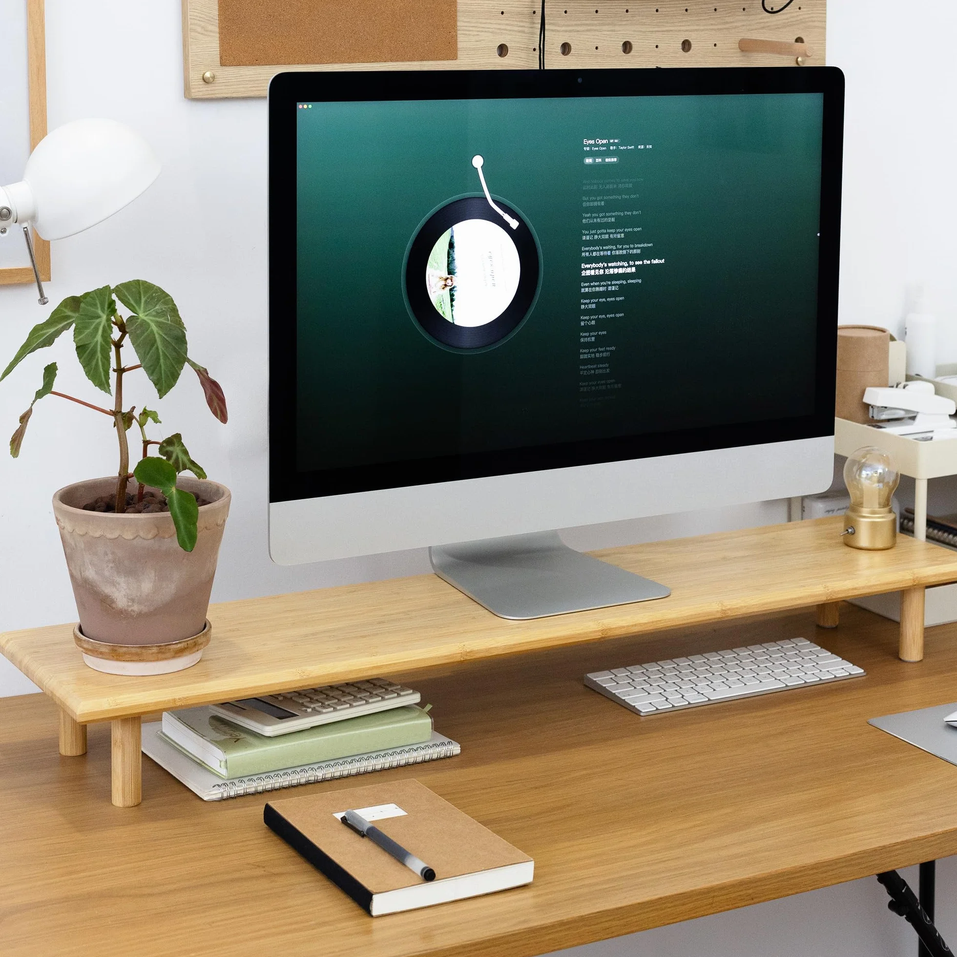 Soporte elevador de bambú para monitor doble con estante de almacenamiento, organizador de escritorio ergonómico para oficina en casa, WFH y trabajadores remotos (se adapta a 2 monitores