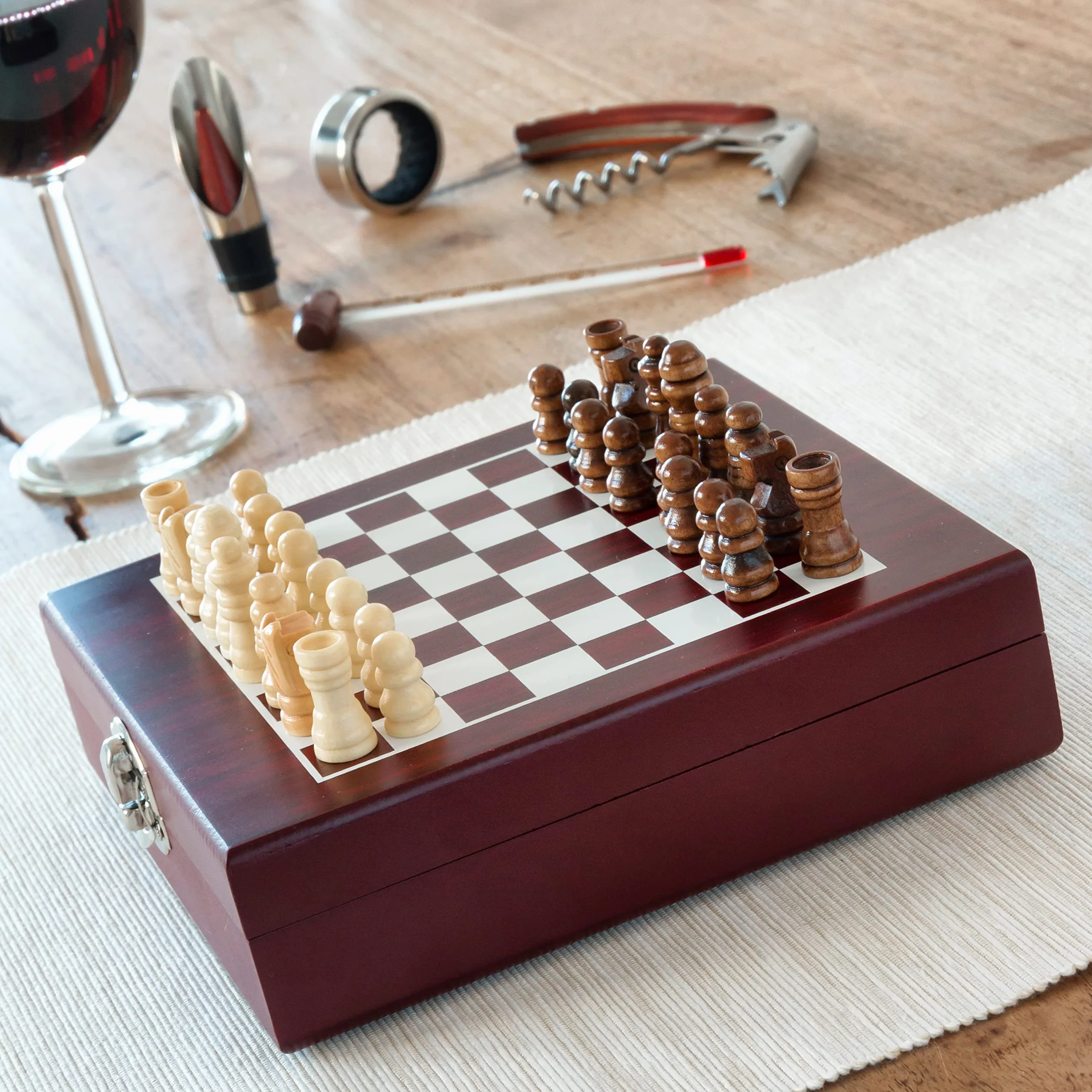 InnovaGoods Juegos de accesorios para vino 2en1 con tablero de ajedrez, sacacorchos, tapón dosificador, 32 piezas