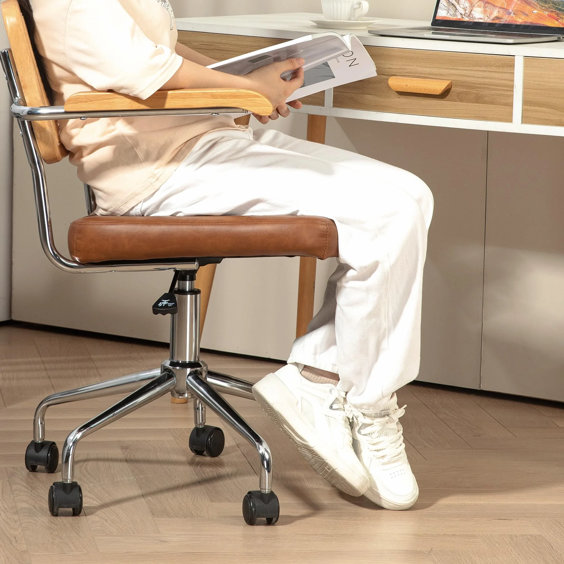 HOMCOM Silla de Oficina Giratoria con Respaldo de Ratán Sintético, Altura Regulable, Carga 120 kg, 60x55,5x82-90 cm, Marrón