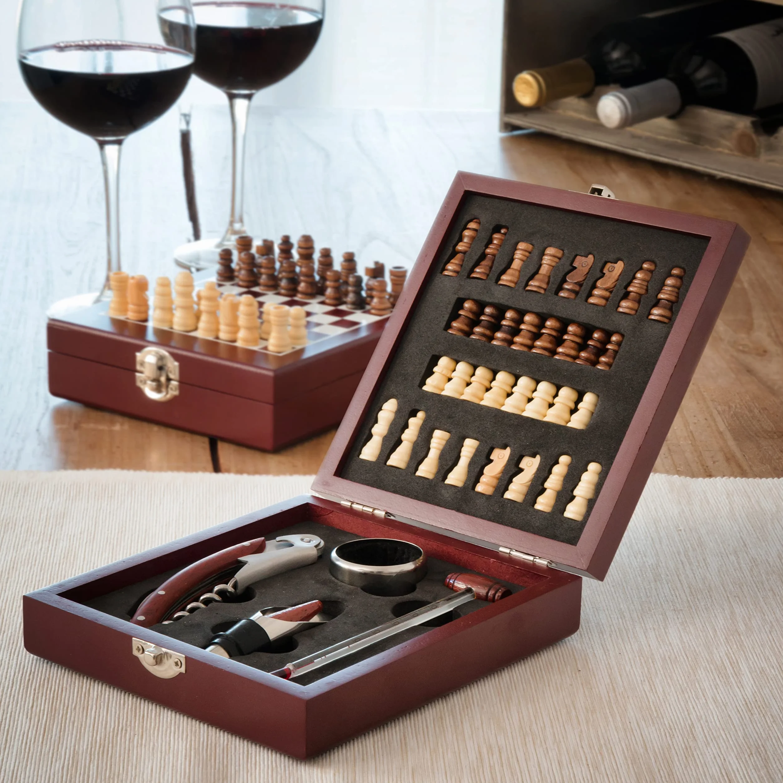 InnovaGoods Juegos de accesorios para vino 2en1 con tablero de ajedrez, sacacorchos, tapón dosificador, 32 piezas