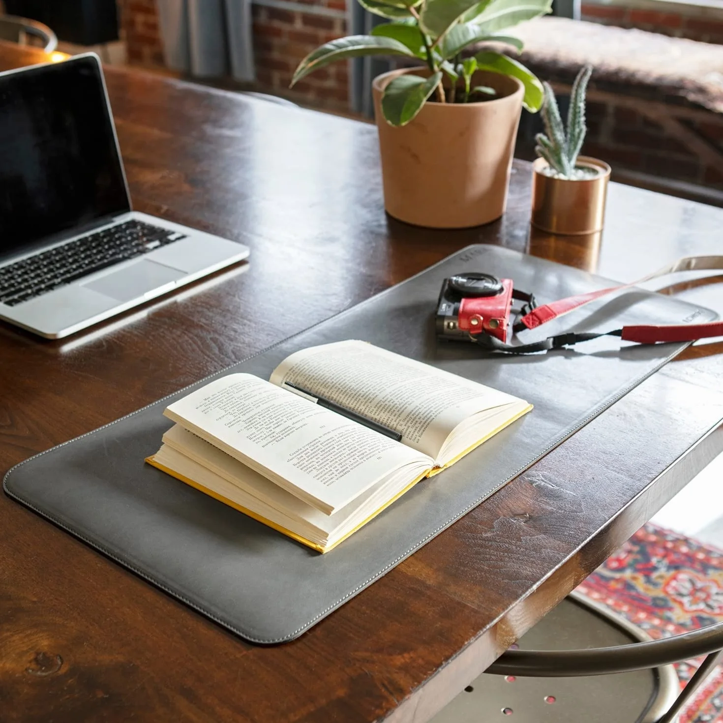 Londo Alfombrilla de Ratón de Cuero Extendido – Alfombrilla Grande para Oficina y Juegos,Superficie Suave para Escribir, Base Antideslizante, Accesorio Duradero y Elegante para el Espacio de Trabajo
