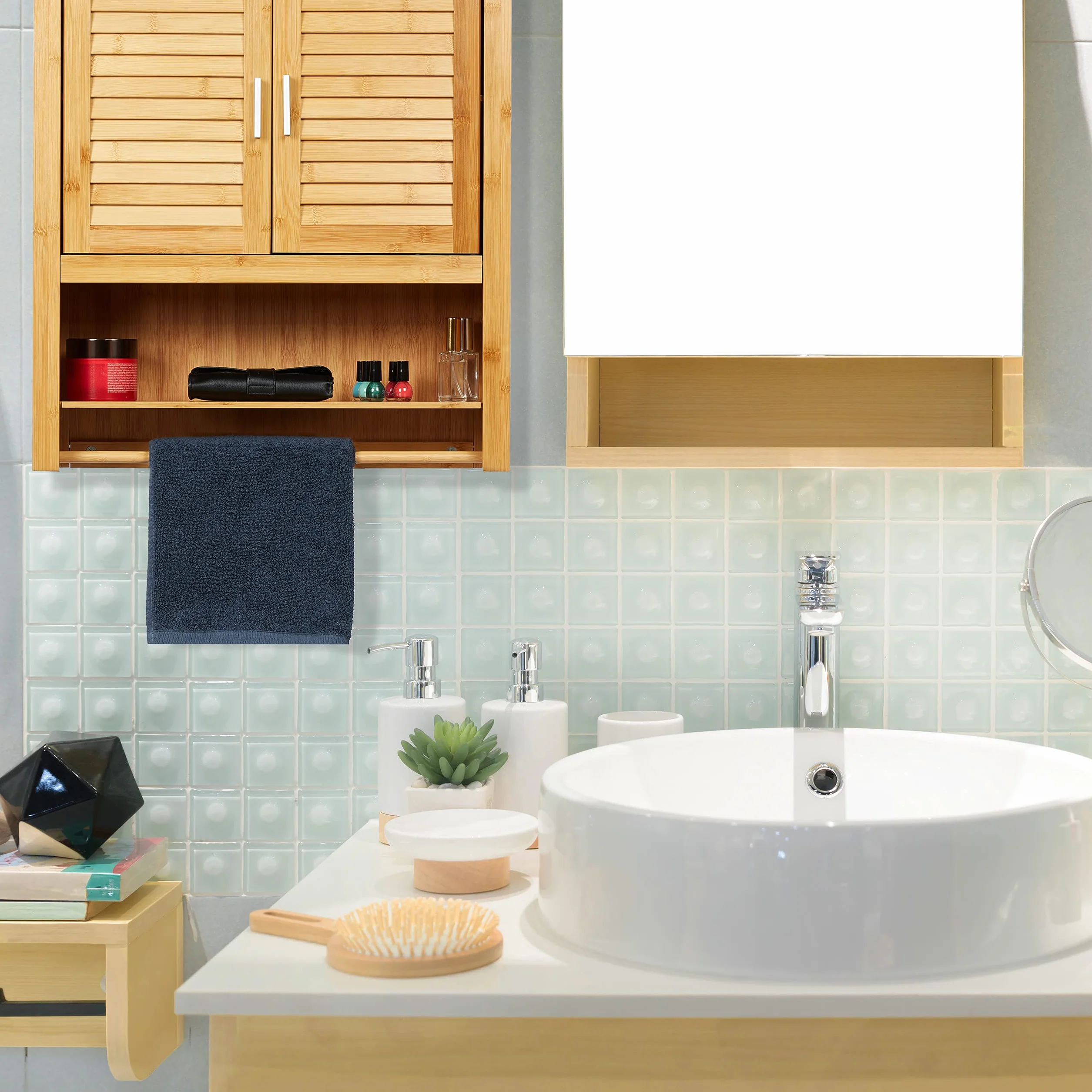 Relaxdays Estante de pared LAMELL bambú 66x62x20 cm 2 puertas color natural