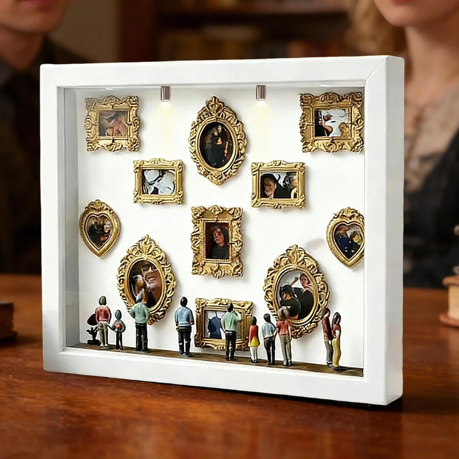 Kit DIY Museum para Parejas - Marco Display Sombra con Figuras miniaturas y Marco Dorado pequeña Sombra Museo DIY | Miniatura para Recuerdos - Mini Museo - Boda Vacaciones