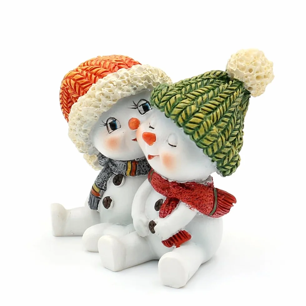 Dekohelden24 Pareja de niños de Nieve Juego 2 Unidades Gorro Bufanda Rojo Gris Naranja Verde Sentado 5,5x3,5x5,5 cm