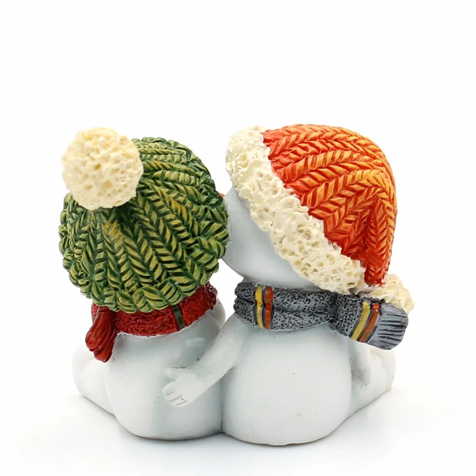 Dekohelden24 Pareja de niños de Nieve Juego 2 Unidades Gorro Bufanda Rojo Gris Naranja Verde Sentado 5,5x3,5x5,5 cm