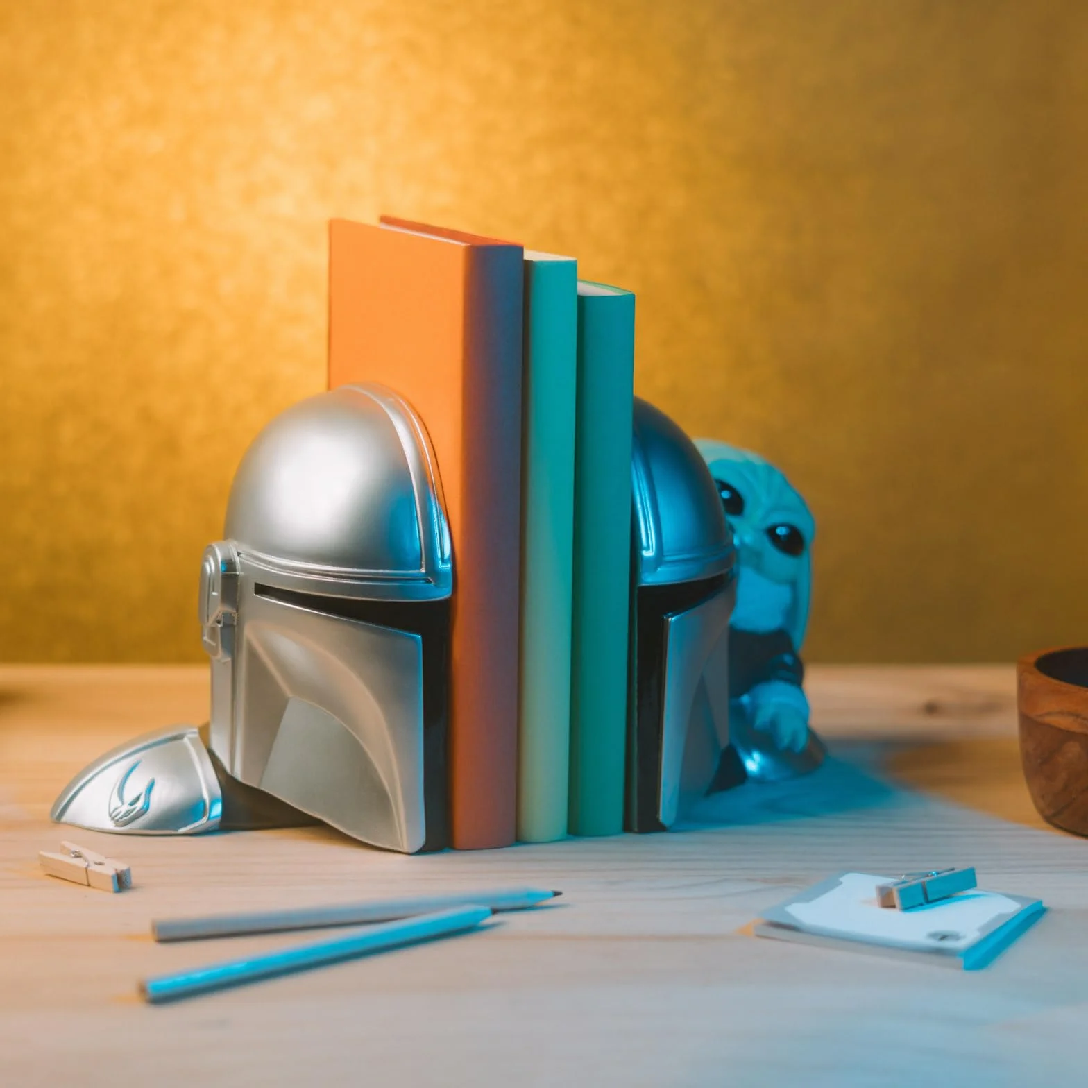Star Wars Mandalorian Sujetalibros Figuras Originales Casco y Grogu para Estantería